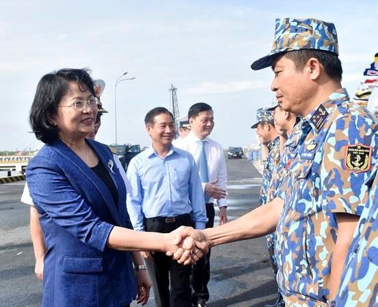 Phó Chủ tịch nước Đặng Thị Ngọc Thịnh bắt tay cán bộ, chiến sỹ tàu 383 thuộc Lữ đoàn 167. (Nguồn: Báo Bà Rịa-Vũng Tàu) 