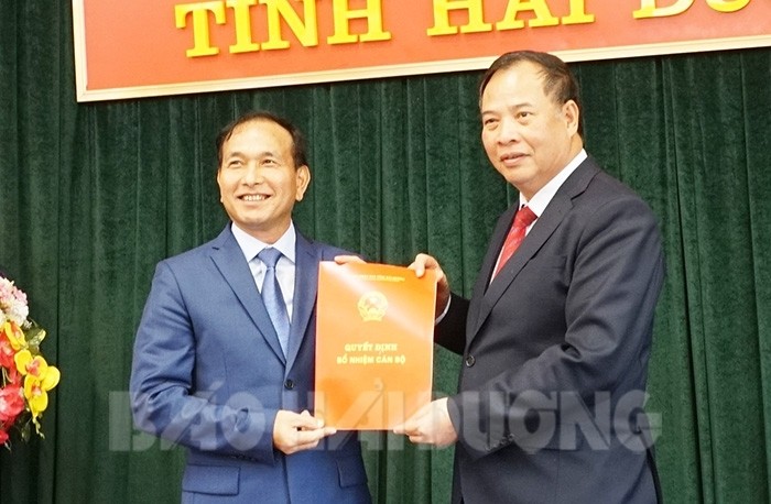Bí thư Tỉnh ủy, Chủ tịch HĐND tỉnh Hải Dương Nguyễn Mạnh Hiển trao quyết định và chúc mừng đồng chí Lưu Văn Bản. 