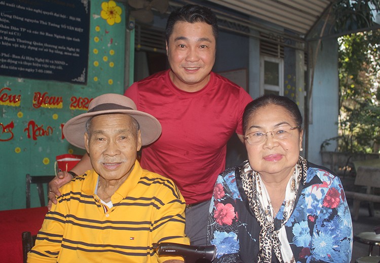 Lý Hùng (áo đỏ) đưa cha - NSND Lý Huỳnh - và mẹ thăm đồng nghiệp ở Viện dưỡng lão nghệ sĩ TP HCM dịp Tết Canh Tý. Ảnh: M.N. 