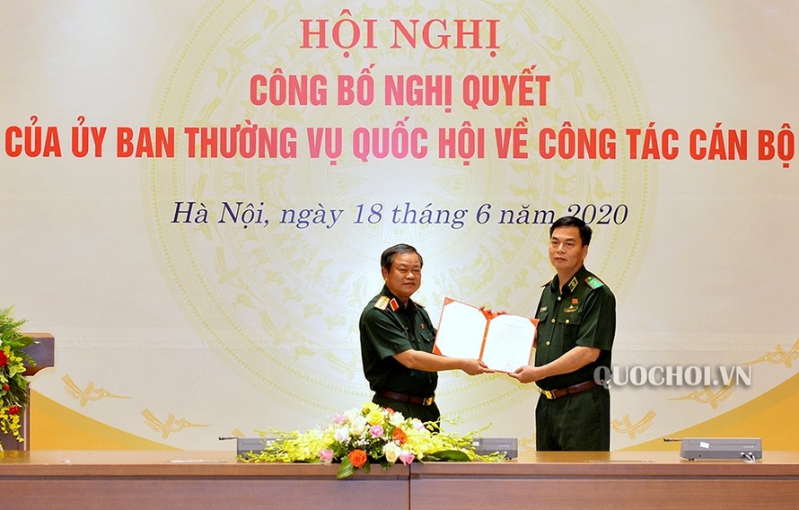 Đại tướng Đỗ Bá Tỵ trao quyết định và chúc mừng Thiếu tướng Đỗ Quang Thành. 