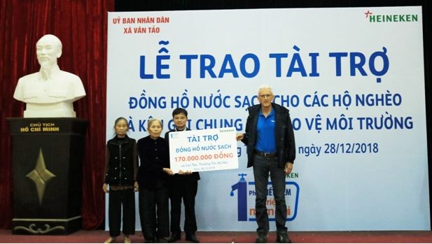 Ông Taco Zantinge, Giám đốc Nhà máy bia HEINEKEN tại Hà Nội, trao tặng khoản tài trợ trị giá 170 triệu đồng cho đại diện UBND và các hộ dân xã Vân Tảo