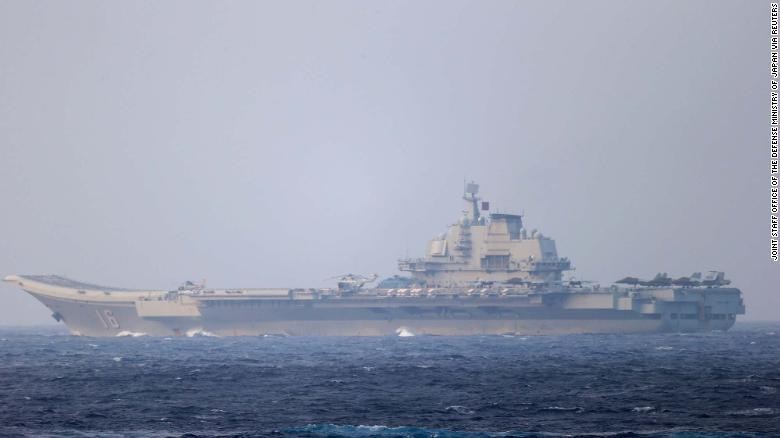 Tàu sân bay Liêu Ninh đi qua eo biển Miyako gần Okinawa trong bức ảnh được Bộ Quốc phòng Nhật Bản công bố ngày 4/4