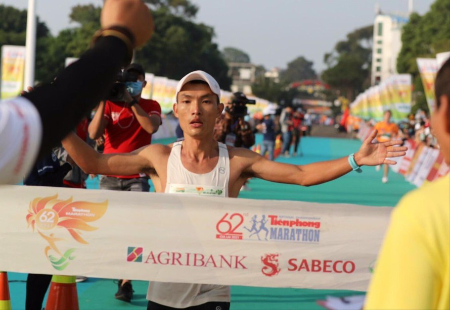 Hoàng Nguyên Thanh vô địch hai giải marathon chỉ trong vòng một tuần với thông số tốt. Ảnh: Như Ý