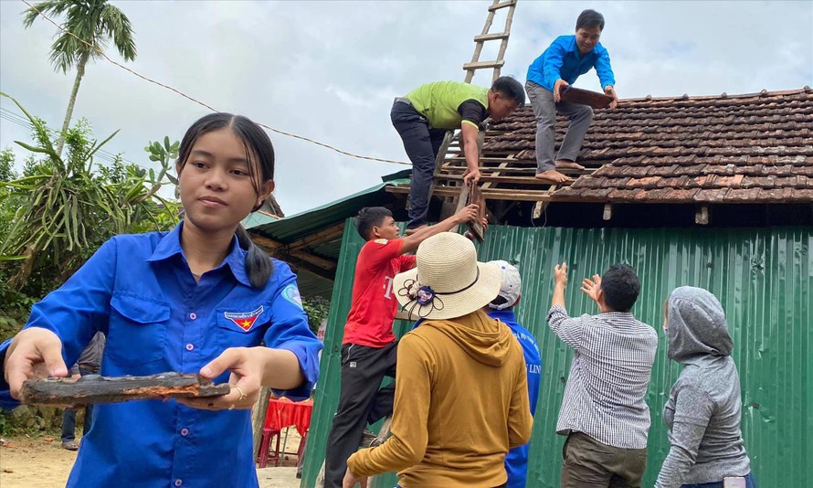 ÐVTN tham gia hỗ trợ tháo dỡ ngôi nhà cũ đã xuống cấp của gia đình em Ðinh Huy (thôn Ka La, xã Sơn Linh, huyện Sơn Hà, Quảng Ngãi)