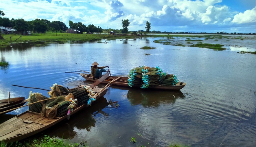 Người dân xóm chài (hồ Ea Súp hạ) chèo thuyền đi đánh cá 
