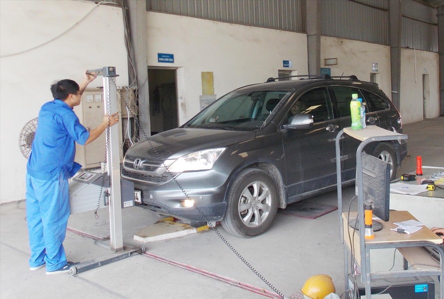 Ðăng kiểm xe tại một trung tâm đăng kiểm ở Hà Nội. Ảnh minh họa
