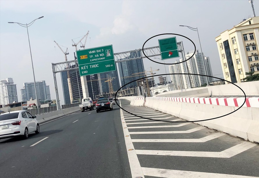 Gần 1 năm thông xe, đường trên cao Mai Dịch - cầu Thăng Long vẫn cụt đường kết nối với bên dưới