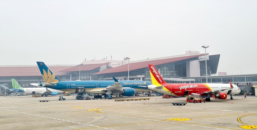 Do dịch COVID-19, các hãng giảm khai thác nên thời gian này, sân bay Nội Bài (Hà Nội) không còn chỗ trống. Ảnh: Phạm Thanh