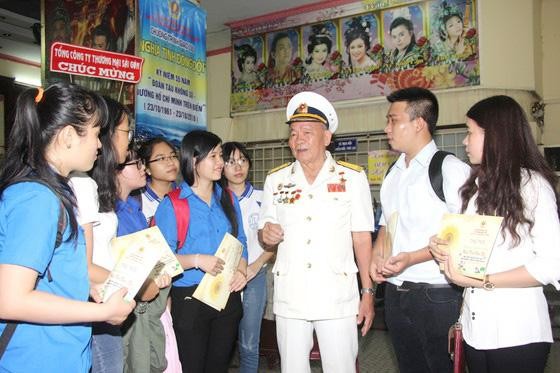 Anh hùng Nguyễn Văn Ðức kể về những lần vận chuyển vũ khí cho lớp trẻ hôm nay. Ảnh: SGGP