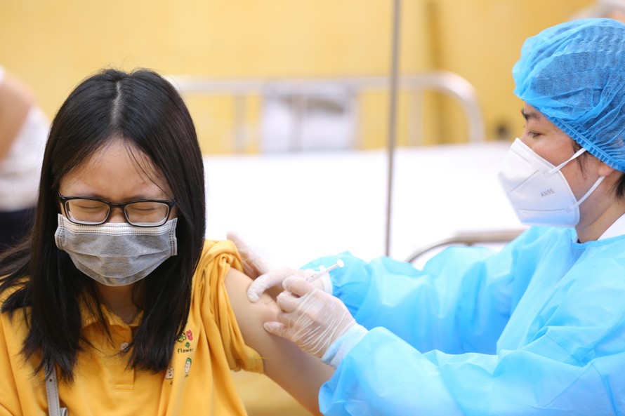 Tiêm vắc xin phòng COVID-19 cho học sinh ở Hà Nội. Ảnh: Trọng Tài