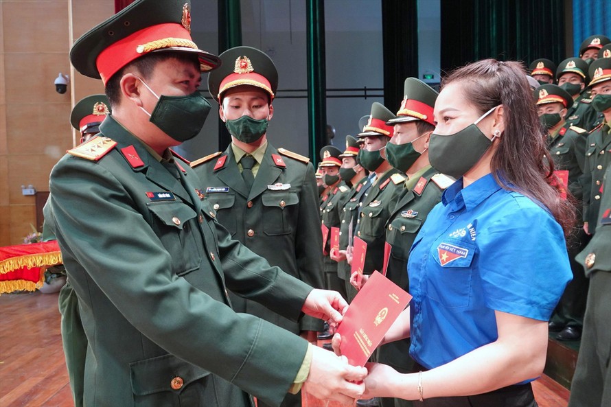 Lãnh đạo Ban Thanh niên Quân đội trao chứng nhận cho 89 học viên hoàn thành chương trình bồi dưỡng. ẢNH: NGUYỄN MINH