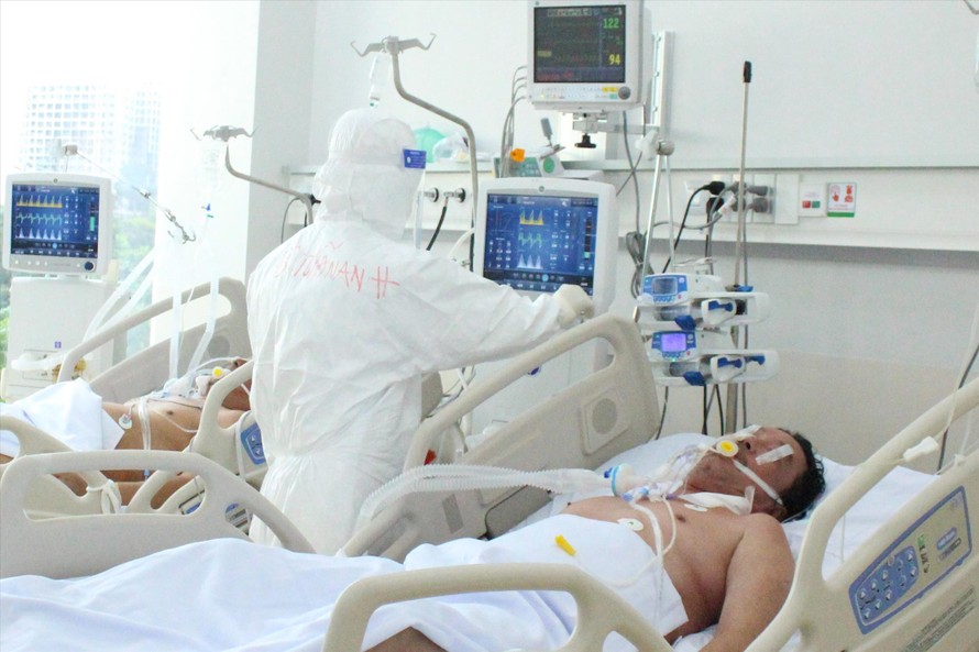 Bệnh nhân điều trị tại Bệnh viện Hồi sức COVID-19. Ảnh: Vân Sơn 