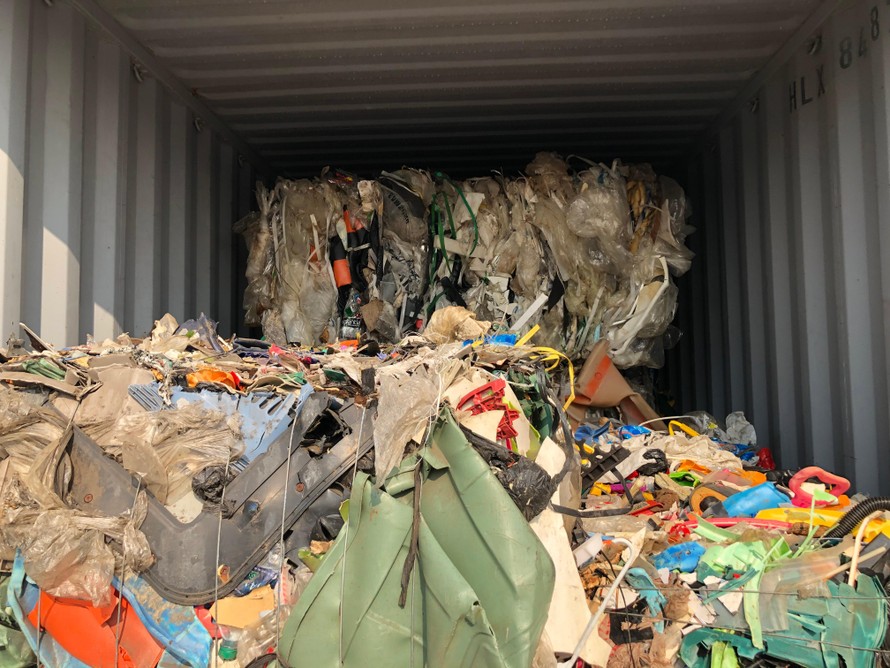 Công-ten-nơ rác phế liệu tại cảng Cát Lái - Ảnh tư liệu của cơ quan Hải quan