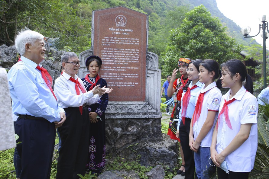 Ông Lê Thanh Đạo (ngoài cùng bên trái), nguyên Chủ tịch Hội đồng Đội T.Ư khóa I trò chuyện với thiếu nhi tại khu di tích Kim Đồng Ảnh: Đ.V 