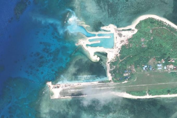 Đường băng và âu tàu Philippines xây dựng trái phép trên đảo Thị Tứ của Việt NamẢnh: AMTI 