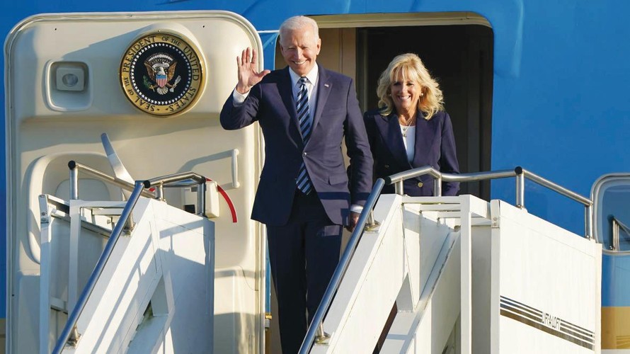 Tổng thống Mỹ Joe Biden và Phu nhân đáp xuống sân bay ở Anh ngày 9/6 Ảnh: The Times 