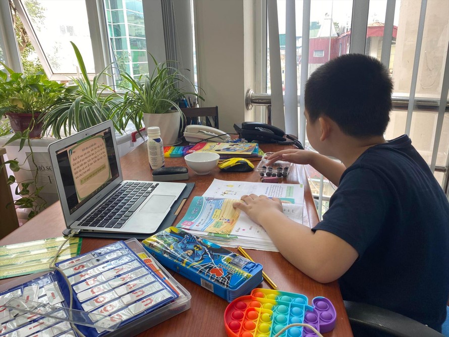 Học sinh lớp 1 trong một giờ học trực tuyến tại Hà Nội Ảnh: Quỳnh Anh 