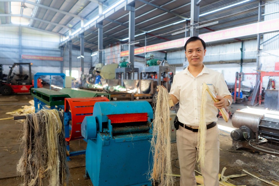 Kỹ sư trẻ Hồ Xuân Vinh (Phó Giám đốc Công ty TNHH Hồ Hoàn Cầu) sáng chế thành công máy tách sợi xơ dứa, bẹ chuối đầu tiên tại Việt Nam 