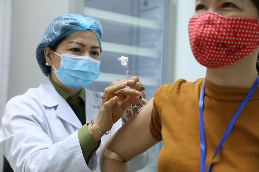 Người tình nguyện được tiêm thử nghiệm vắc-xin Nano Covax sáng 26/3Ảnh: H.Minh