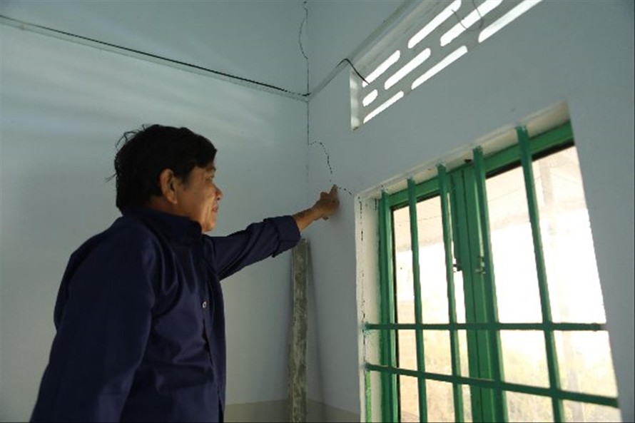 Người dân cho rằng việc nổ mìn thi công dự án Haborizon Nha Trang đã làm tường nhà họ nứt nẻẢnh: L.H 