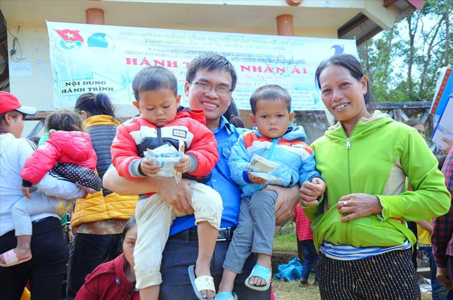 Anh Vũ Minh Cường, Phó Chủ tịch Hội LHTN huyện Krông Búk, trong một chương trình thiện nguyện ở xã vùng sâu