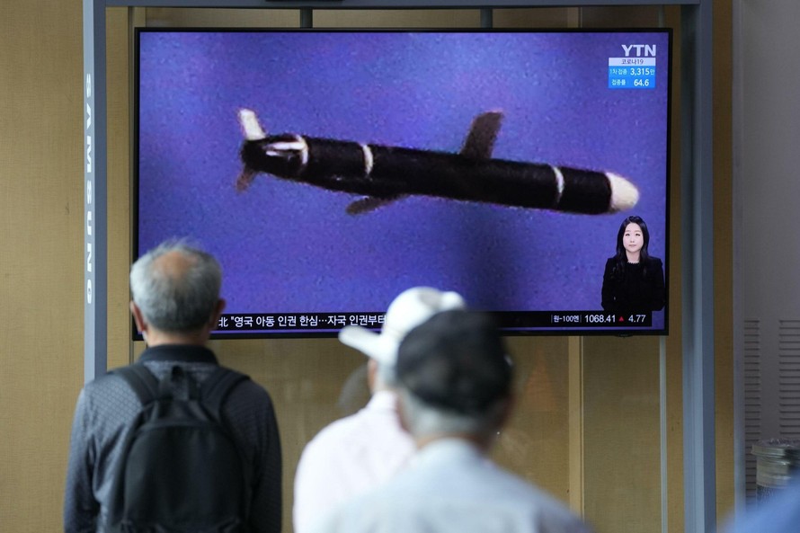 Người Hàn Quốc theo dõi thông tin về vụ phóng tên lửa Triều Tiên Ảnh: AP