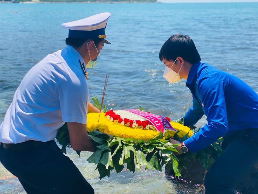 Thế hệ trẻ Khánh Hòa thả hoa tưởng niệm các chiến sĩ tàu không số C235 tại bến Hòn Hèo. Ảnh: Công Hoan