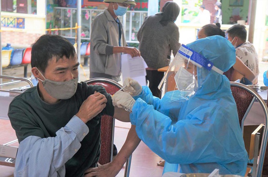 Tiêm vắc xin phòng COVID-19 cho người dân trên địa bàn xã Tứ Xã, huyện Lâm Thao, tỉnh Phú Thọ