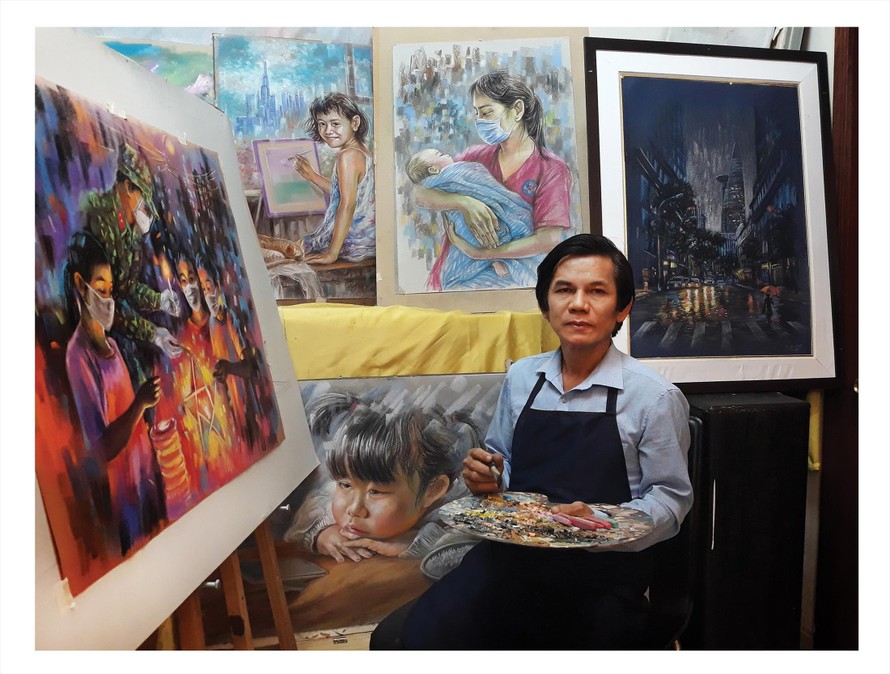 Họa sĩ Lê Sa Long đang tác nghiệp trong xưởng vẽ 