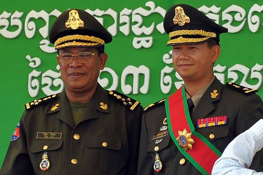 Thủ tướng Campuchia Hun Sen và con trai Hun Manet tại một căn cứ quân sự ở Phnom Penh năm 2009Nguồn: SCMP