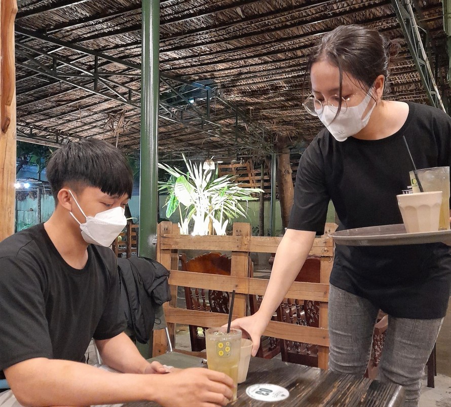 Nguyễn Thị Mỹ Duyên phục vụ quán cà phê lấy tiền trang trải cuộc sống