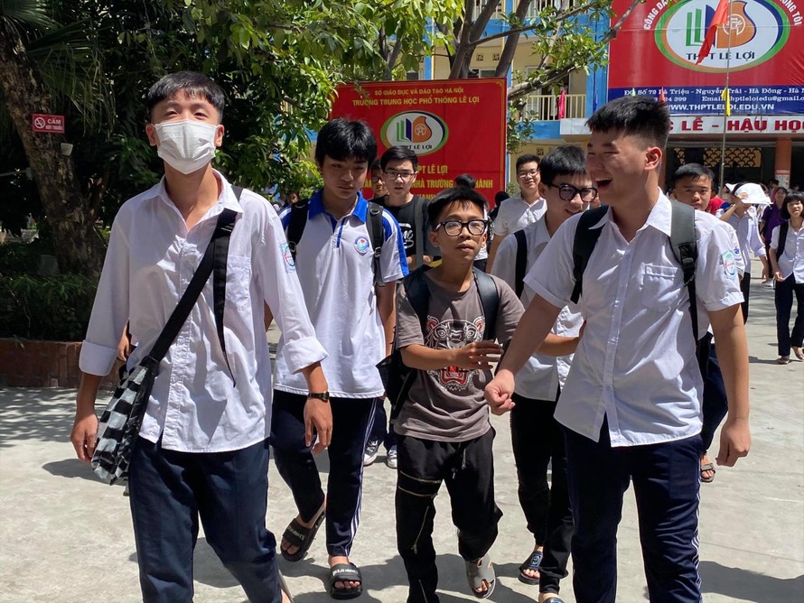 Học sinh tham dự kỳ thi tuyển sinh vào lớp 10 Hà Nội năm học 2019-2020 Ảnh: Quỳnh Anh 
