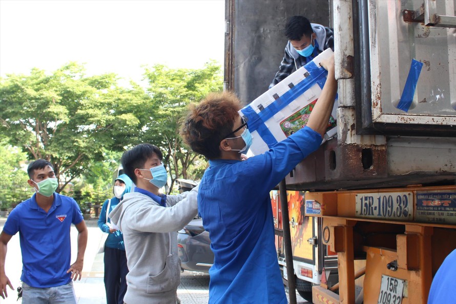 Hơn 20 tình nguyện viên hỗ trợ bốc xếp, vận chuyển vải ở Đà Nẵng Ảnh: Giang Thanh 