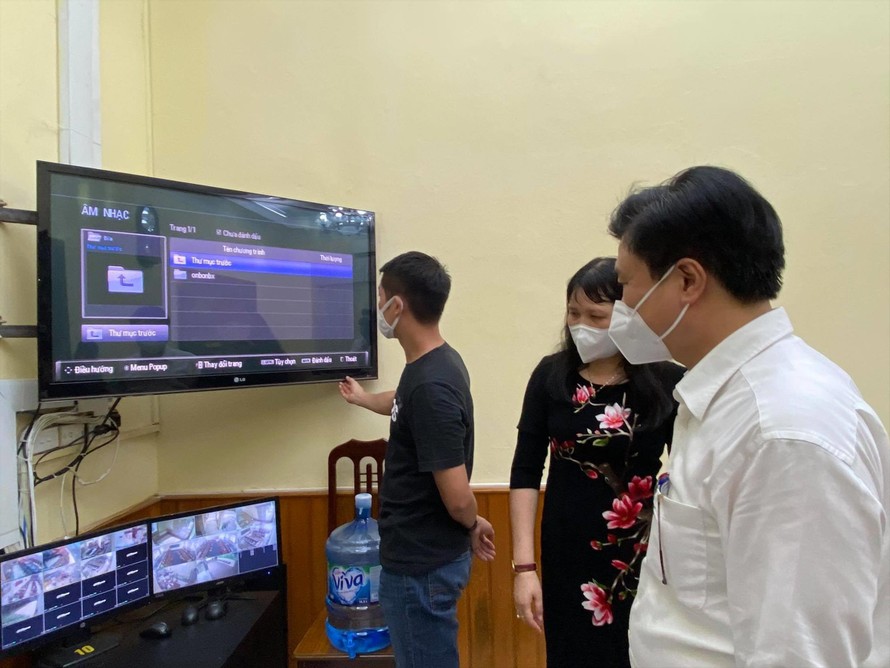 Thứ trưởng Bộ GD&ĐT Nguyễn Hữu Độ kiểm tra phòng chứa đề thi ở Trường THPT Việt Đức (Hà Nội)