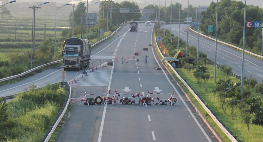 Cao tốc Nội Bài - Lào Cai qua Bình Xuyên (Vĩnh Phúc) bị nhà đầu tư chặn lại, buộc xe phải thay đổi hướng đi để nộp phí