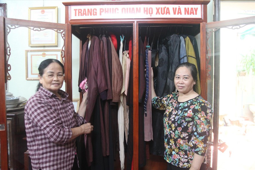 Nghệ nhân Sang (bên trái) và nghệ nhân Thềm (bên phải) lưu giữ quần áo và hiện vật liên quan đến quan họ cho thế hệ sau 