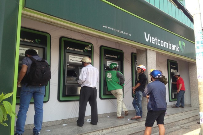 Người lao động méo mặt vì không rút được tiền ở ATM (ảnh chụp tại ATM Vietcombank KCN Tân Bình trưa ngày 29/1)