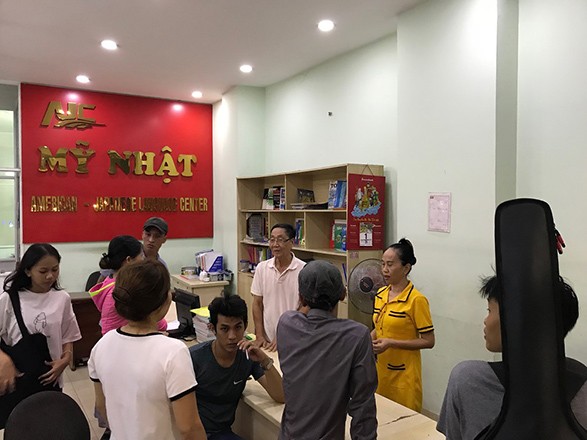 Trung tâm Ngoại ngữ Mỹ Nhật, quận Tân Phú (TP HCM) bị phụ huynh phản ứng vì “treo đầu dê bán thịt chó”