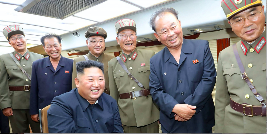 Nhà lãnh đạo Triều Tiên Kim Jong Un quan sát vụ thử vũ khí tầm ngắn hôm 10/8