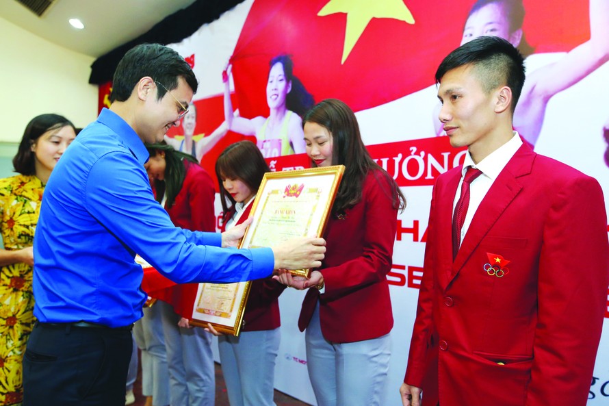 Anh Bùi Quang Huy, Bí thư T.Ư Đoàn TNCS Hồ Chí Minh trao bằng khen cho các VĐV điền kinh giành HCV tại SEA Games 30. Ảnh: MẠNH THẮNG