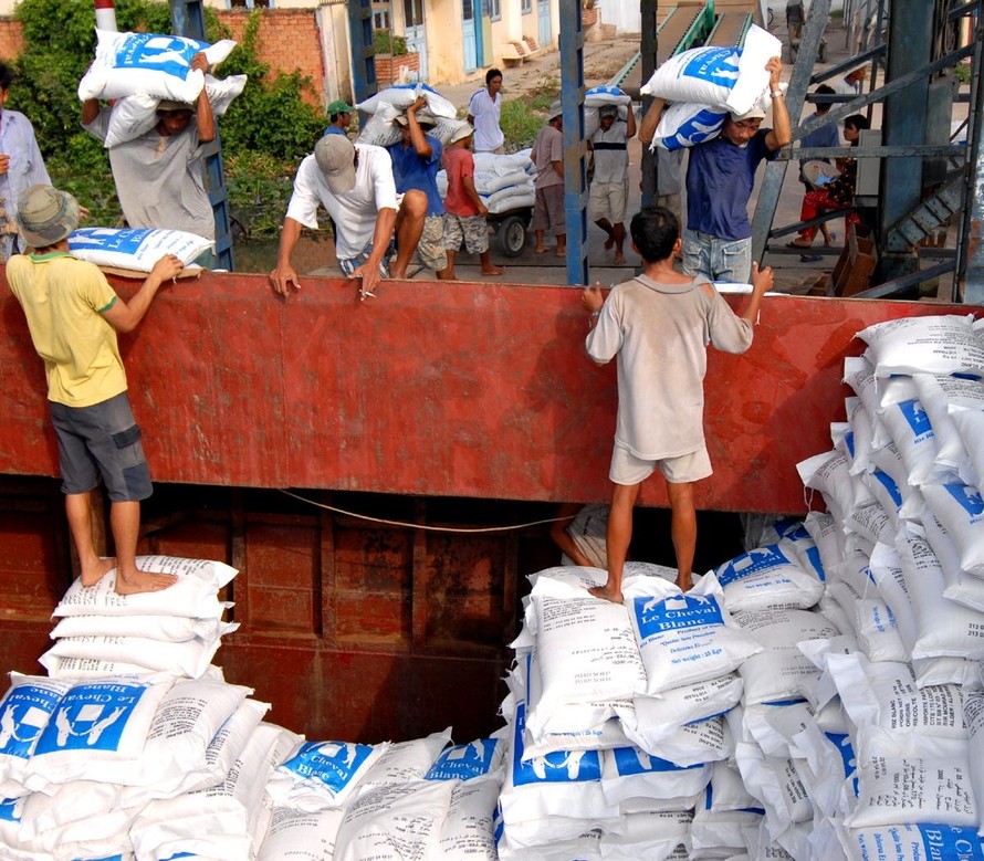  Nhiều doanh nghiệp xuất khẩu gạo gặp khó khăn do các cơ quan thực thi chính sách thiếu nhất quán thời gian qua Ảnh: Cảnh Kỳ