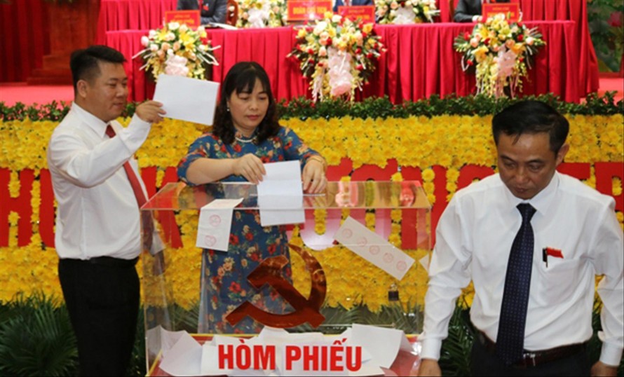 Các đại biểu bỏ phiếu tại ÐH Ðảng bộ huyện Quốc Oai Ảnh: quocoai.hanoi.gov 