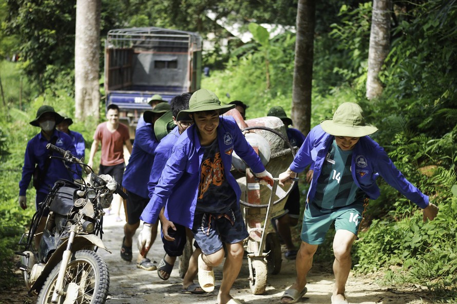 Các chiến sĩ tình nguyện Mùa hè xanh ÐH Công đoàn không quản ngại vất vả để mang lại diện mạo nông thôn mới cho xã Tri Phú (huyện Chiêm Hóa, tỉnh Tuyên Quang) Ảnh: CTV 