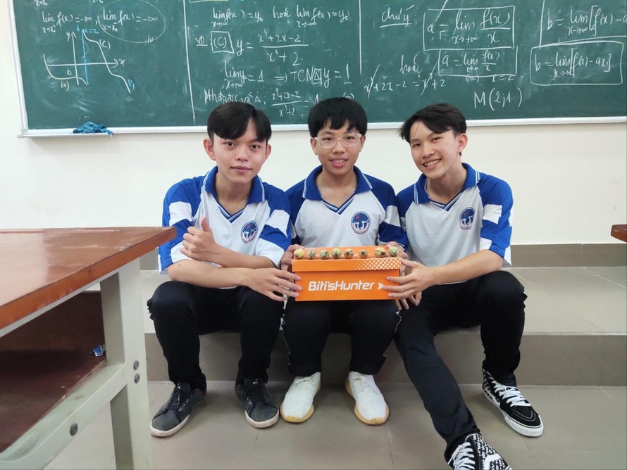 Nhóm 3 học sinh trường THPT Chuyên Nguyễn Thiện Thành bên chiếc đàn piano trái cây 148 nghìn đồng