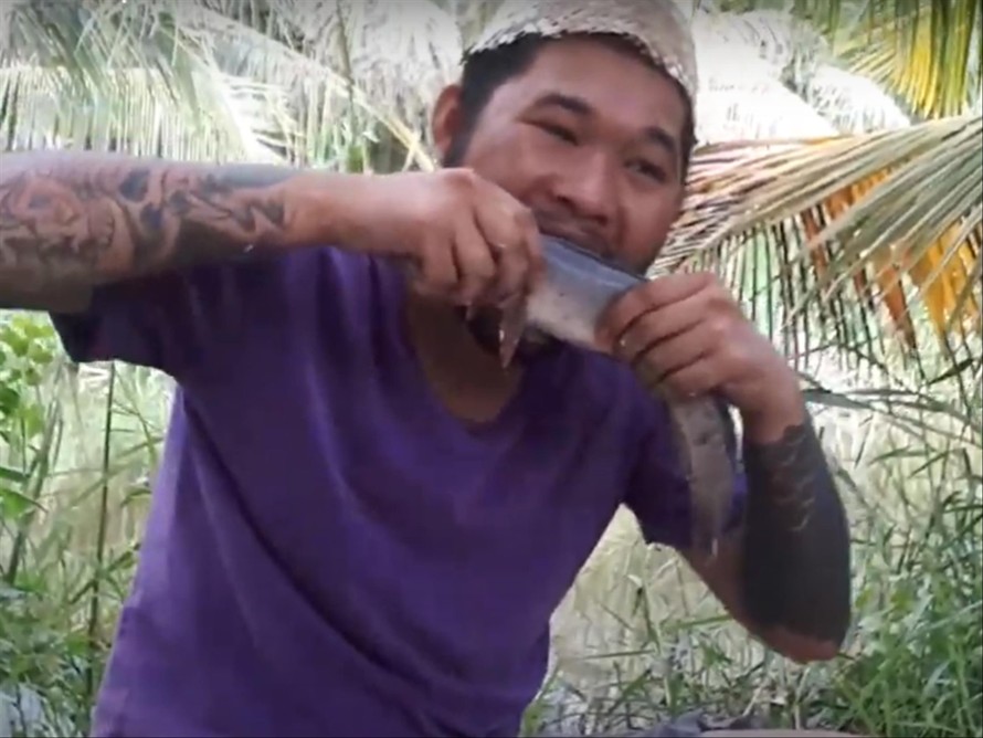 Ảnh cắt từ video ăn cá sống, còn đang giãy trên mạng 