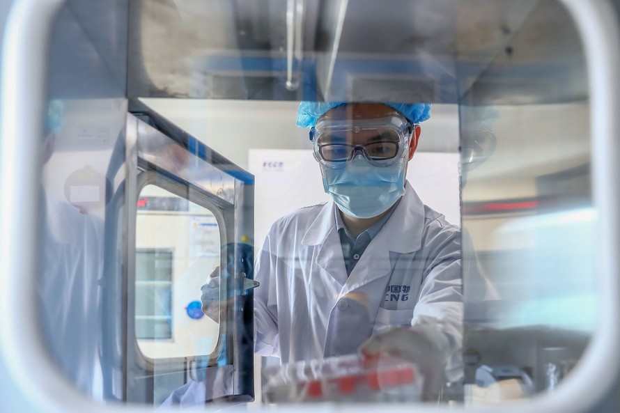 Bên trong nhà máy sản xuất vắc-xin của Sinopharm ở Bắc Kinh Ảnh: Tân Hoa Xã 