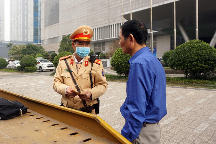 Lực lượng CSGT nhắc nhở lái xe vi phạm lỗi dừng, đỗ sai quy định Ảnh: Thanh Hà