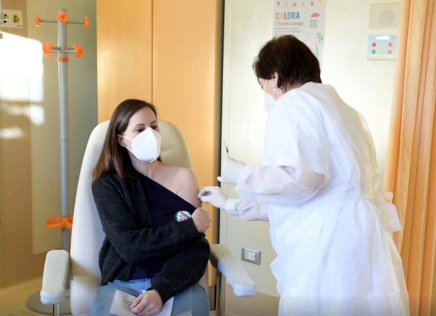 Một bác sỹ ở Florence, Ý được tiêm vắc-xin của hãng Pfizer Ảnh: Reuters