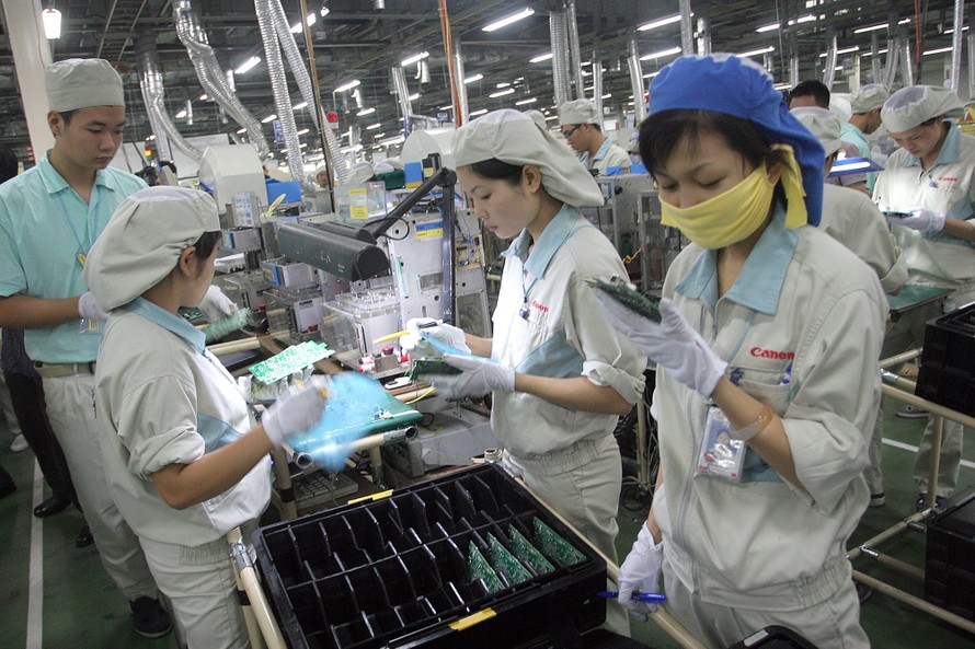 Việt Nam sắp hết thời kỳ có lợi thế dân số vàng. Trong ảnh, công nhân làm việc tại Công ty Canon Việt Nam Ảnh: Như Ý