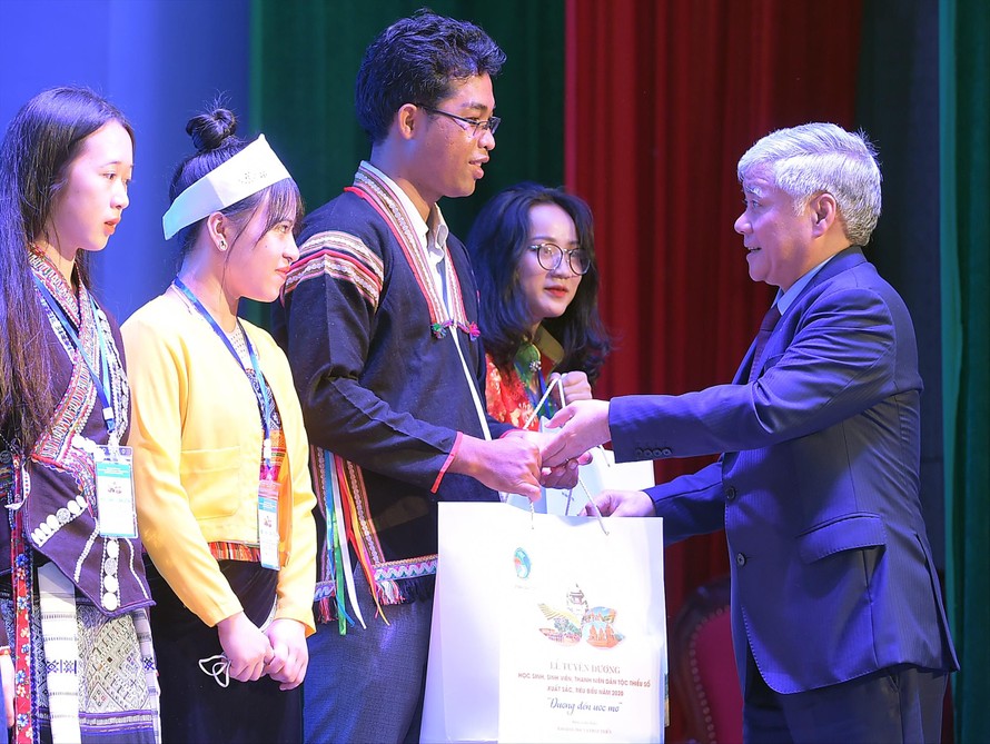 Bộ trưởng, Chủ nhiệm Ủy ban Dân tộc Ðỗ Văn Chiến tặng quà các học sinh, sinh viên, thanh niên dân tộc thiểu số xuất sắc, tiêu biểu năm 2020 Ảnh: Xuân Tùng